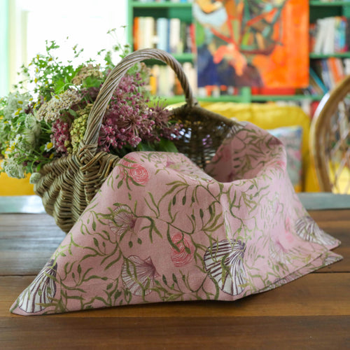  pink floral-patterned napkins 